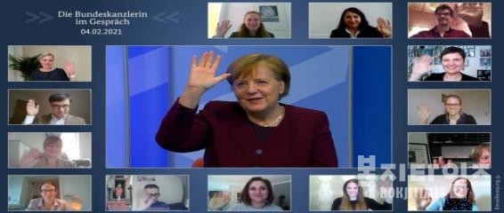 앙겔라 메르켈 독일 연방 총리와 부모들의 온라인 대담 모습(사진출처: VAMV)