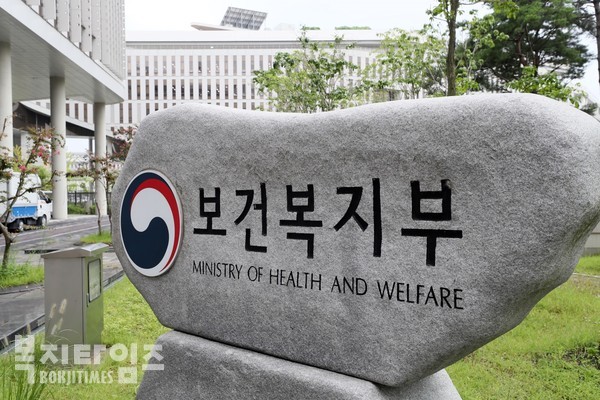 보건복지부와 한국사회복지사협회는 「제15회 사회복지사의 날」을 맞이하여 30일 오후 2시에 온라인 기념식을 개최한다.