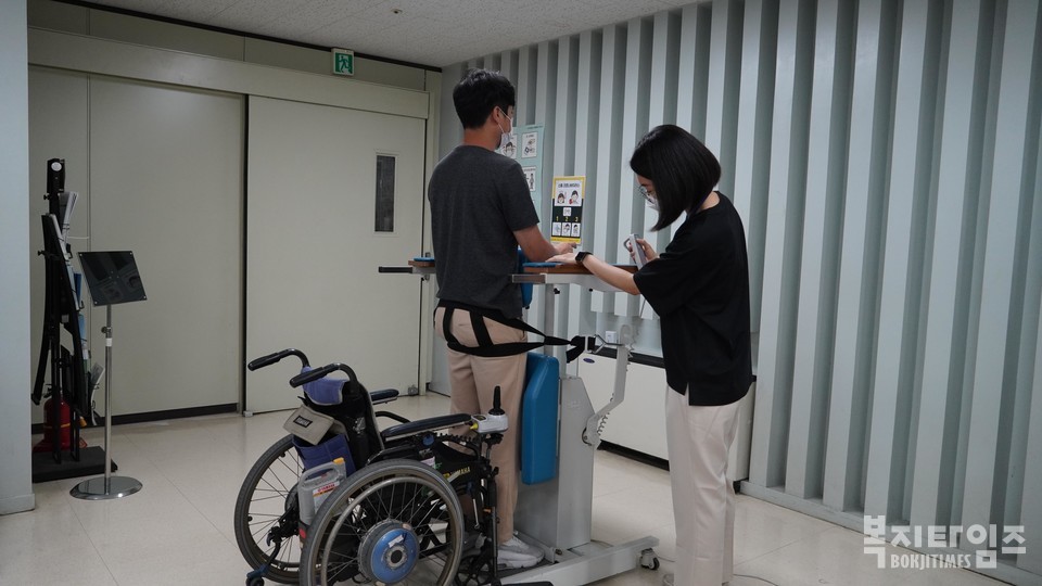 한국뇌성마비복지회가 뇌성마비장애인을 지원하기 위해 구입한 보조기기 모습