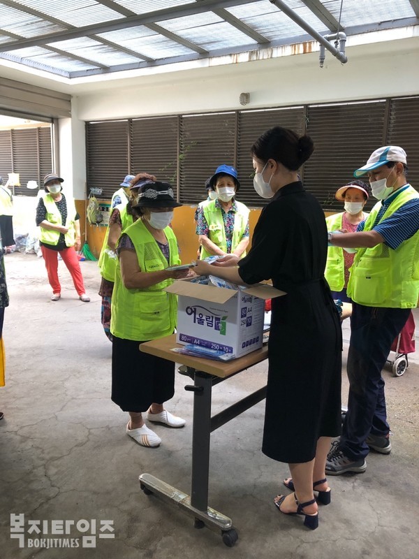 서울 양천구 신월3동 주민센터에서 공공근로자, 어르신일자리 대상자들에게 냉방물품을 배부하고 있다.(사진제공=뉴시스)