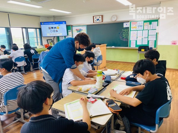 '디유 스쿨' 21년도 1학기 우수사례 공모전 교사 부문 최우수상을 수상한 김낙현 이서중학교 교사가 학생들과 함께 ‘디유 스쿨’을 교육하고 있다.