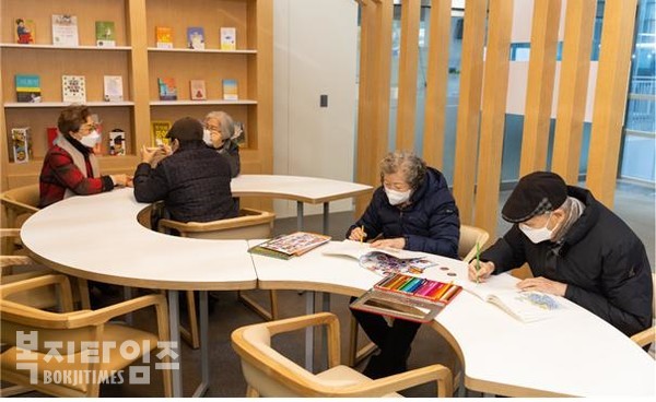 서울시는 노년층의 '코로나 블루(우울증)' 회복을 돕기 위한 '스트레스 해소 디자인'을 개발해 노인복지관 2곳을 대상으로 적용했다