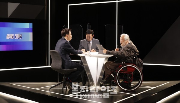 이준석 국민의힘 대표와 박경석 전장연 대표가 JTBC프로그램 ‘썰전 라이브’ 생방송에서 1대1 토론을 하고 있다.(사진제공=뉴시스)