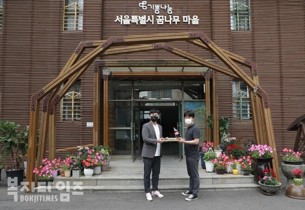 지난 9일, 굿네이버스(좌측)가 서울시 아동보육시설 '꿈나무마을(우측)'에 피자를 전달하고 있다.