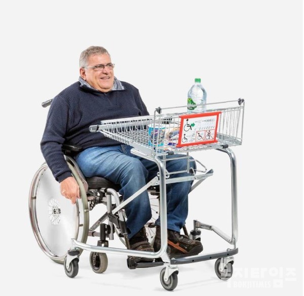 미국 대형마트에 비치된 장애인용 휠체어 쇼핑카트 사례