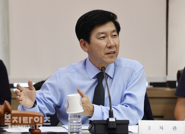 최상대 기획재정부 차관이 30일 오후 서울 종로구 정부서울청사에서 열린 '2022년 제2차 재정사업평가위원회'를 주재하고 있다.