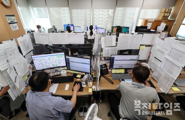 지난 1일 오후 서울시 관악구보건소 코로나19 재택치료전담반 직원들이 모니터링을 하고 있다.