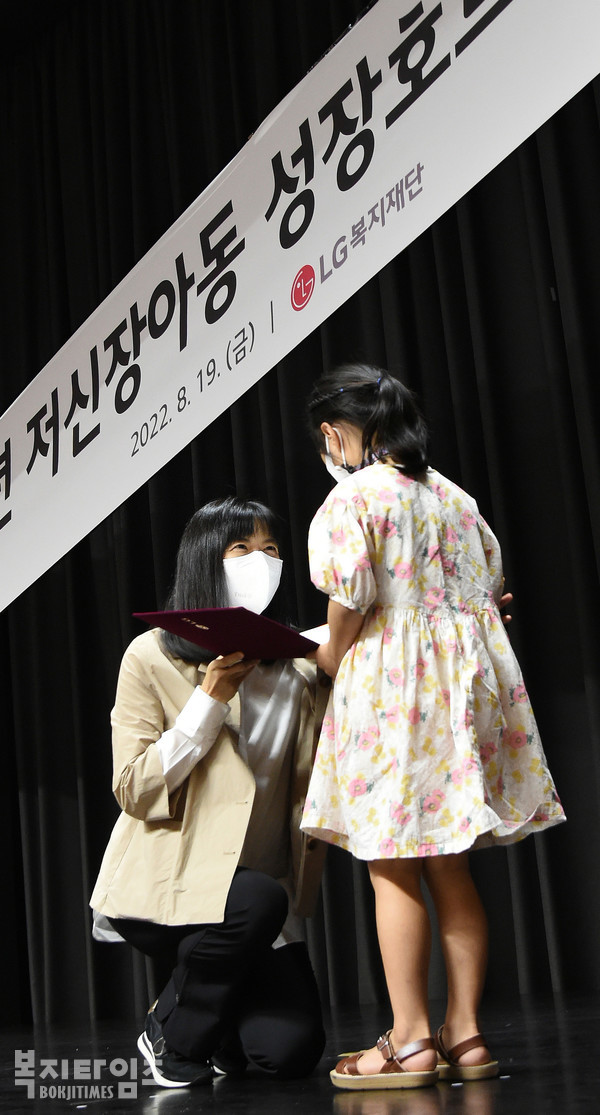 서울 마곡 LG사이언스파크에서 진행된 '저신장아동 성장호르몬제 기증식'에서 구연경 LG복지재단 대표이사(왼쪽)가 어린이에게 기증서를 전달하고 있다.