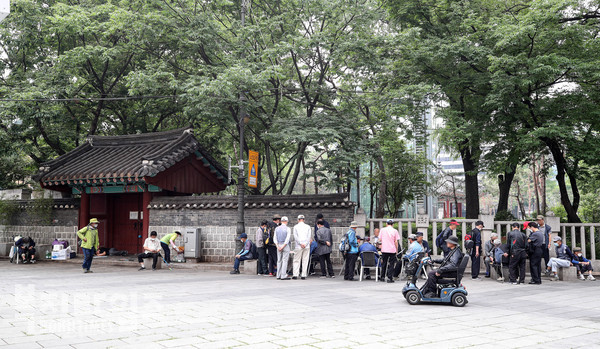 31일 오전 서울 종로구 탑골공원 앞에서 시민들이 거리두기를 하지 않은 채 모여 있다.(사진제공=뉴시스)