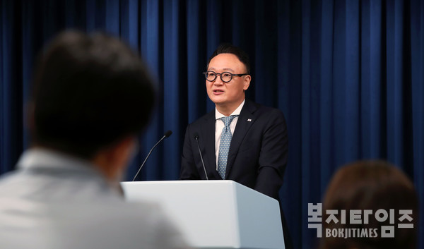 안상훈 사회수석이 15일 오후 서울 용산 대통령실 브리핑룸에서 복지 정책 관련 브리핑을 하고 있다.
