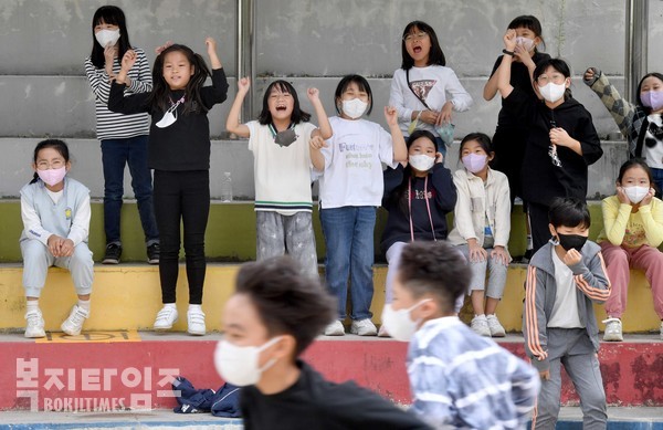 실외 마스크 착용 의무가 전면 해제된 26일 광주 남구 한 초등학교 운동장에서 3학년 학생들이 달리기를 하고 있다.