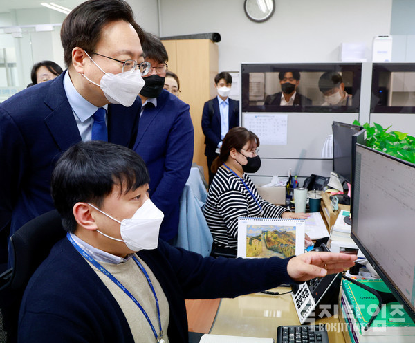 조규홍(왼쪽) 보건복지부 장관이 21일 서울 은평구 은평구청을 방문해 차세대복지시스템 