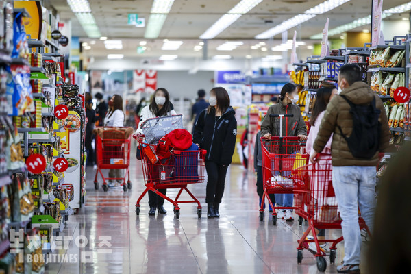 Na manhã do sexto dia, os cidadãos que visitaram um grande supermercado em Seul estavam fazendo compras.  O núcleo da inflação subiu para o maior nível em 21 anos.  De acordo com o Portal Nacional de Estatística (KOSIS) do Escritório Nacional de Estatística, o índice excluindo alimentos e energia, índice básico de preços baseado na Organização para Cooperação e Desenvolvimento Econômico (OCDE), subiu 3,5% em relação ao ano anterior para 106,09 (2020 = 100) no mês passado.  Este é o maior aumento em um período de 21 anos desde 2001 (3,6%) no acumulado de outubro.  O núcleo da inflação é um indicador calculado para excluir mudanças nos preços de alimentos e energia causadas por fatores sazonais ou choques temporários (Imagem via Newsis)