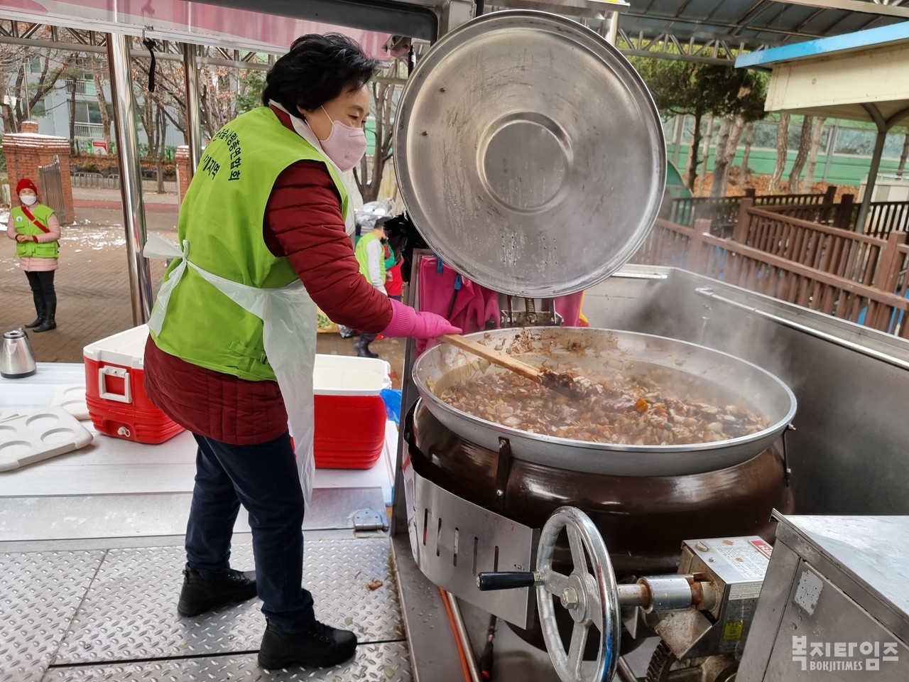 김필례 총재가 ‘버스킹 무료급식 자선공연’ 행사에 참석한 어르신들에게 대접할 짜장면을 요리하고 있다.