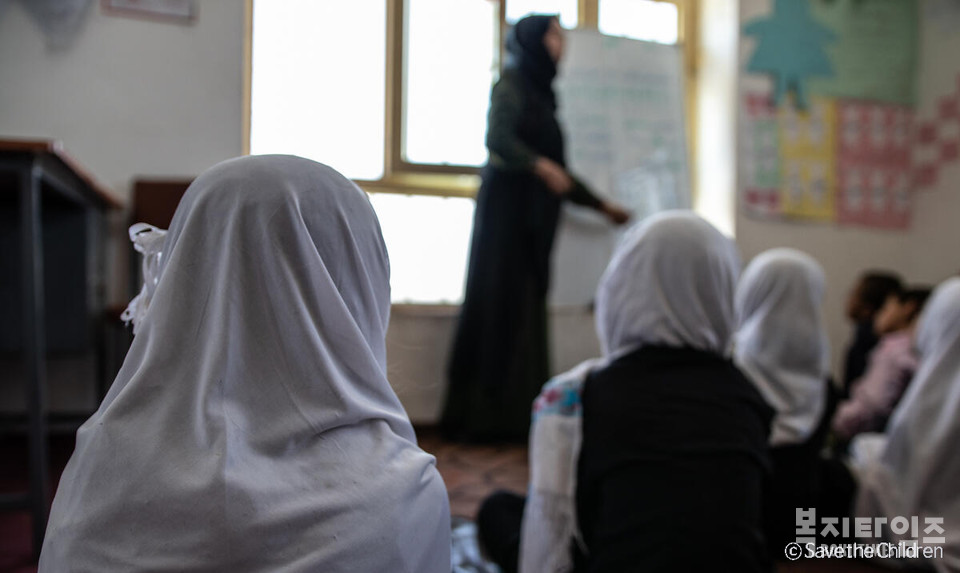 아프가니스탄 카불에 위치한 학교, 세이브더칠드런 소속 여성 교사가 여아를 대상으로 수업 중이다.(사진=세이브더칠드런)