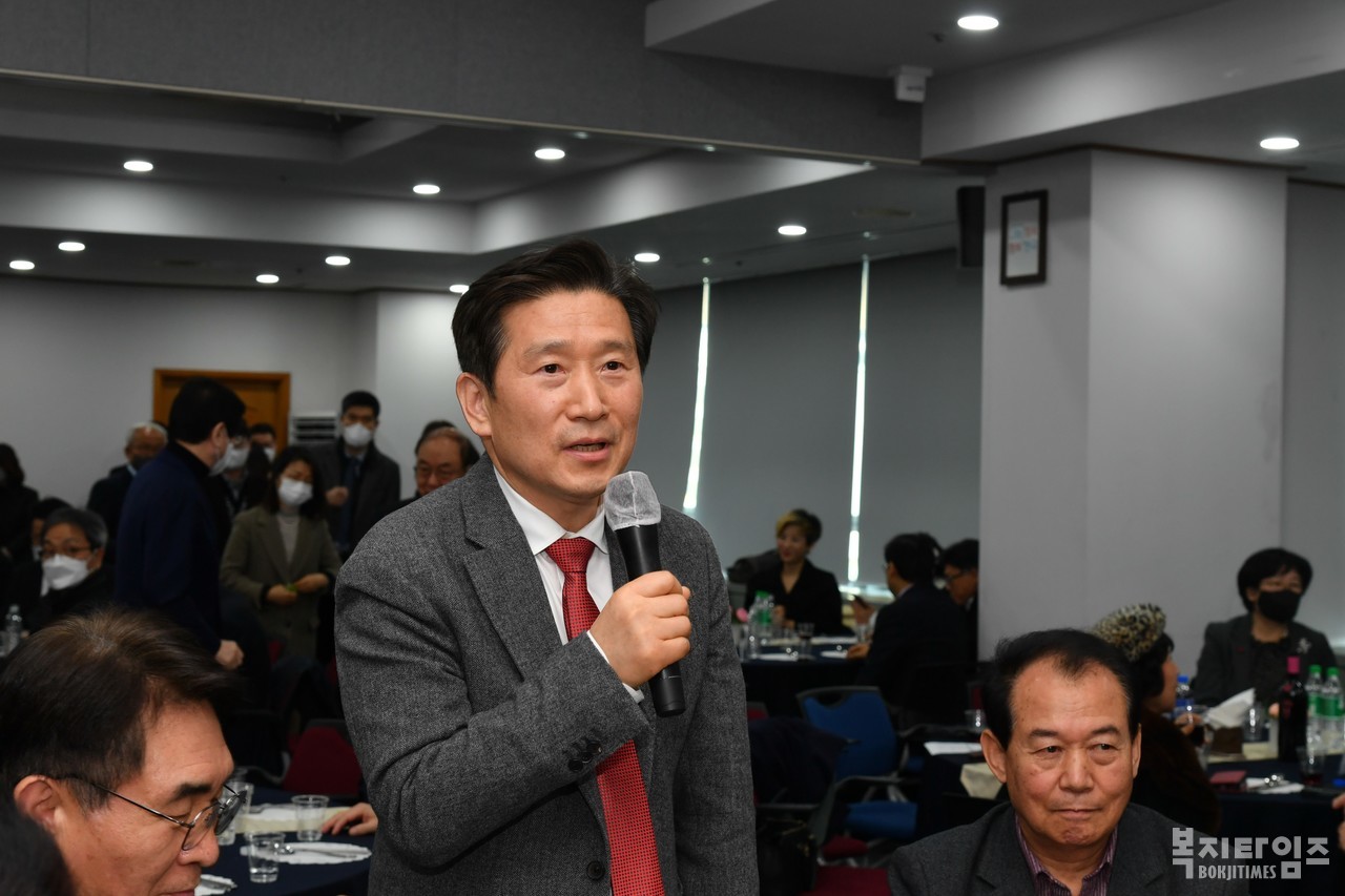 김현훈 서울특별시사회복지협의회장이 건배 제의를 하고 있다.