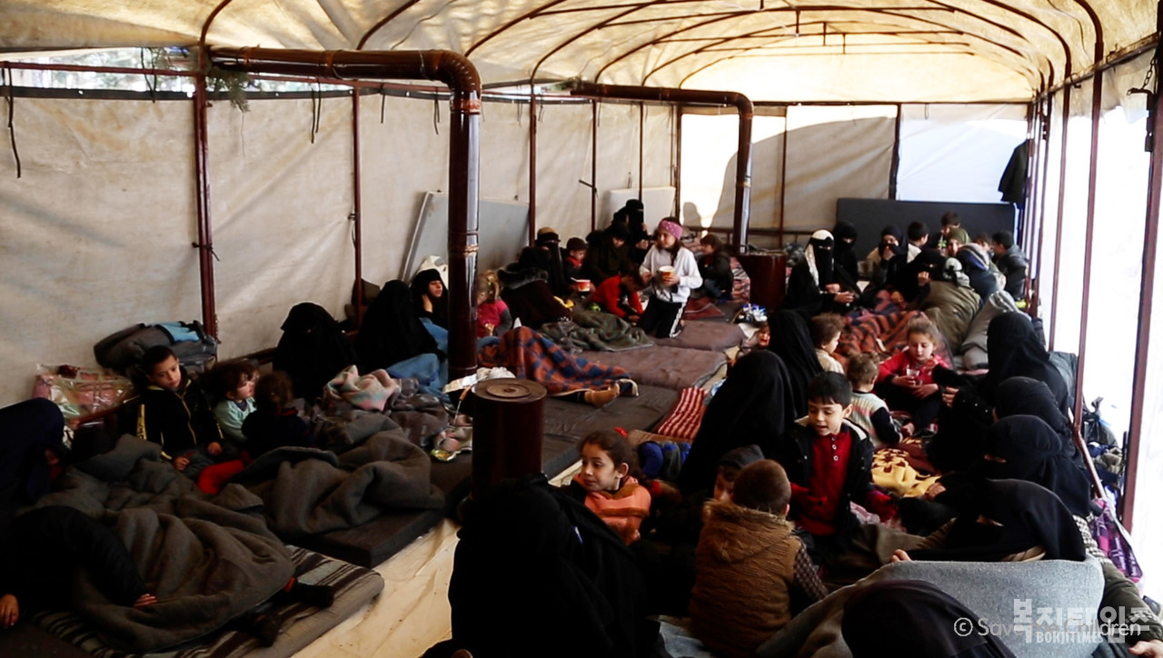 시리아 북부 대지진으로 집을 잃고 임시 대피소에 지내는 가족들 모습(사진=세이브더칠드런)
