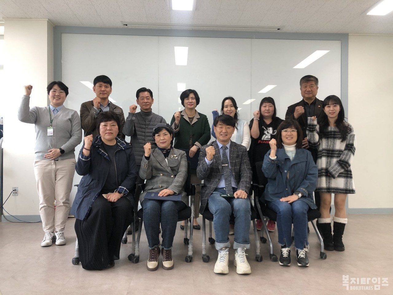 ‘댓골행복축제’ 주민축제추진위원회가 발대식 후 기념촬영을 하고 있다.