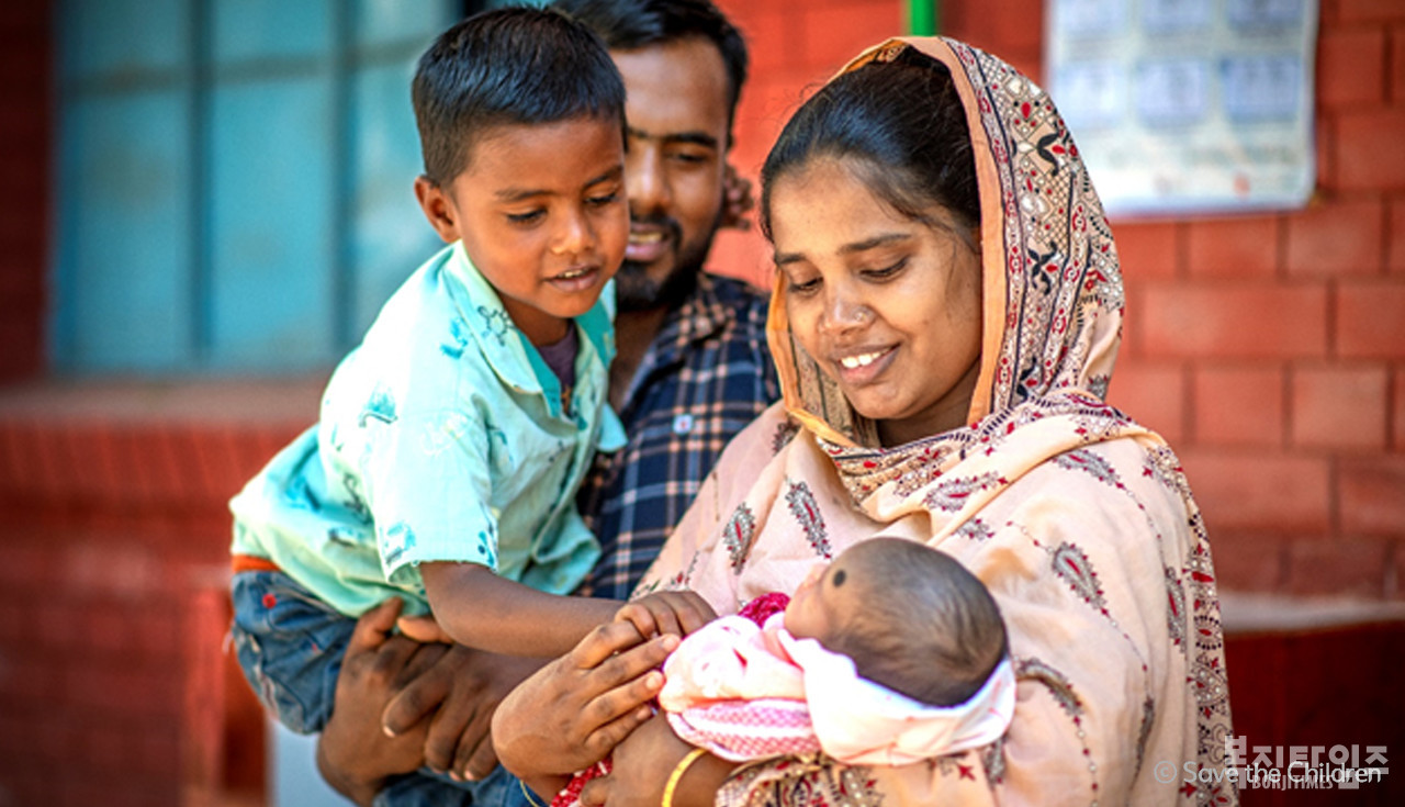 방글라데시 가이반다 지역에서 모자보건 서비스를 통해 분만을 한 산모와 가족이 신생아를 맞이하고 있다.(사진=세이브더칠드런)