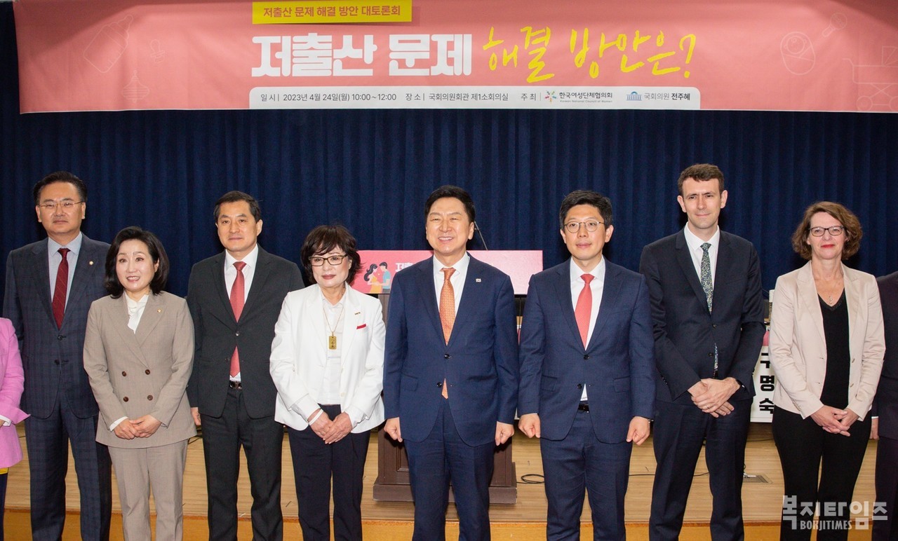 허명 한국여성단체협의회장(왼쪽 네 번째)와 김기현 국민의힘 대표(왼쪽 다섯 번째) 및 정책토론회 주요 관계자들이 현장에서 함께 기념촬영을 하고 있다.