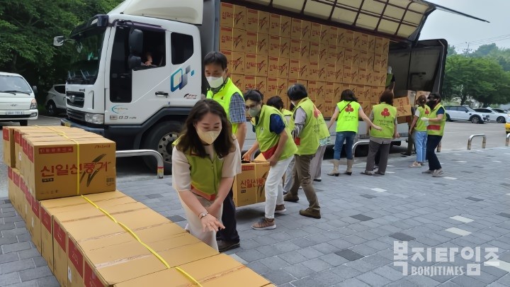 사랑의열매가 전북지역 주민들의 건강하고 시원한 여름나기를위해 선풍기 등 냉방기를 지원하고 있다.