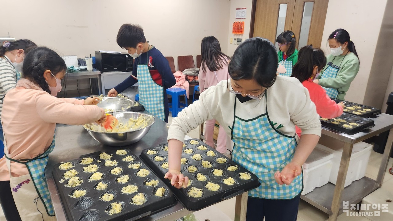 부산시사직종합사회복지관의 돌봄교실에 참여한 아이들이 직접 제과제빵을 경험하고 있는 모습이다.