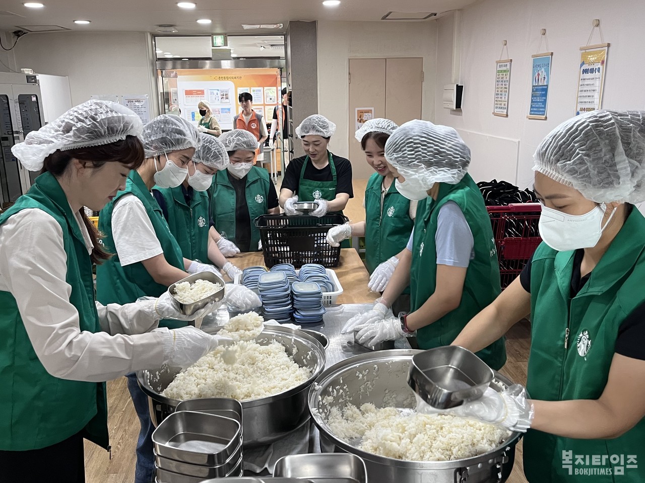 스타벅스 코리아 춘천지역의 지점장 10명이 춘청종합사회복지관을 찾아 행복밥상·행복도시락 봉사활동에 함께하고 있다.