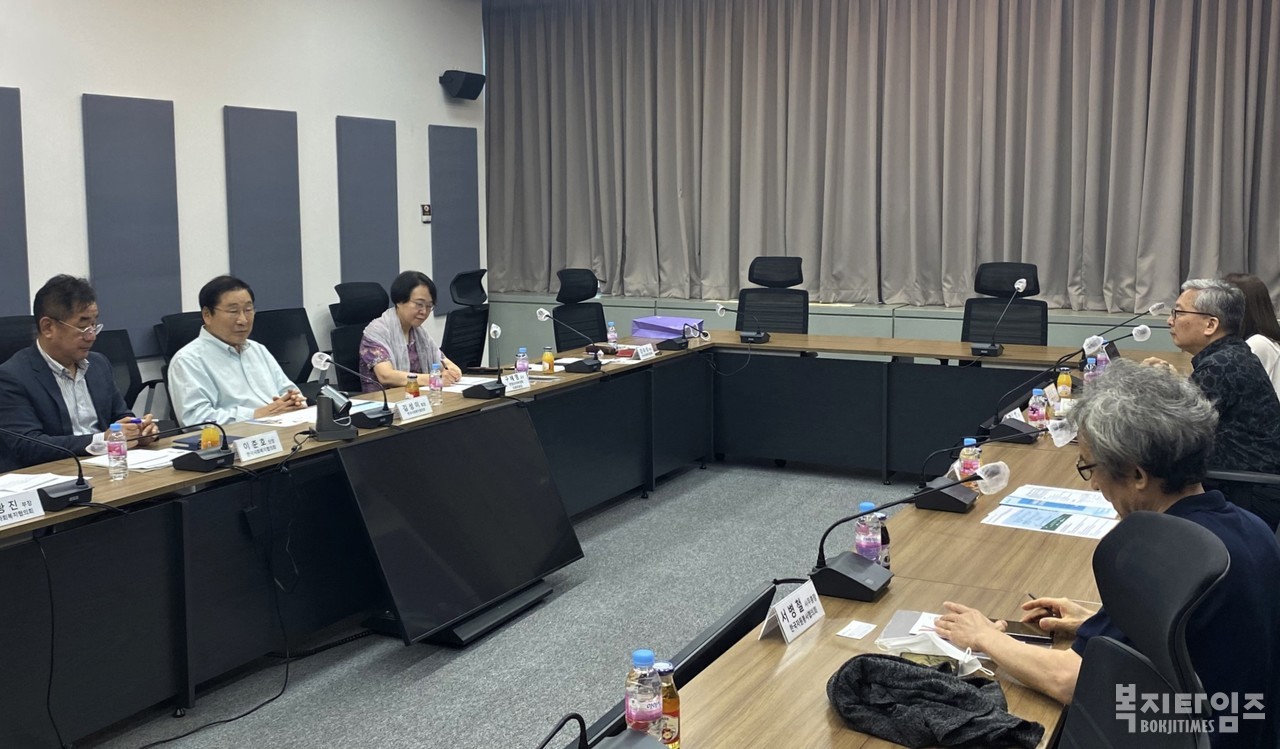 2023년 대한민국 자원봉사 진흥을 위한 좌담회에 참석한 참가자들이 청소년 자원봉사를 위한 학교 교과목의 사회봉사 필수과목 도입의 구체적인 로드맵을 논의하고 있다.