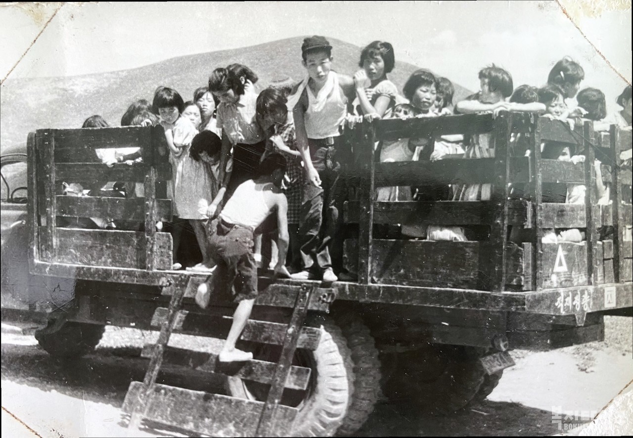 부산역에서 아이들을 새들원으로 데려오던 트럭(1970)