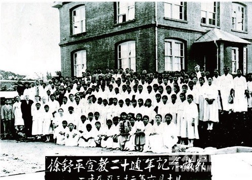 1932년 이일학교에서 열린 서서평 선교 20주년 기념식 사진과 당시 만들어진 기념비(출처 : 한일장신대학교 홈페이지)
