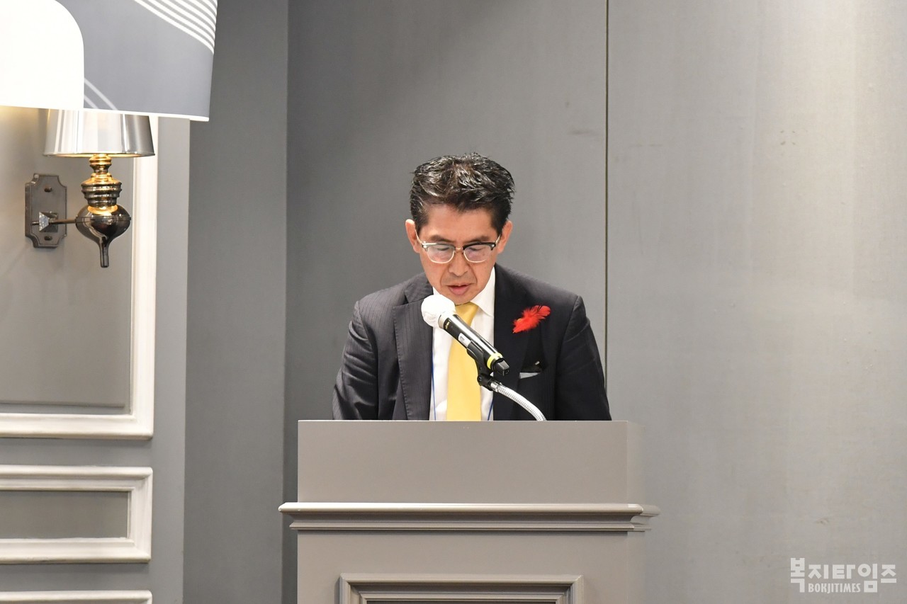 2023 국제사회복지협의회(ICSW) 동북아지역대회 2일차 현장에서 타카노리 토모바야시(Takanori TOMOBAYASHI) 일본전국사회복지법인CEO협의회 부위원장이 일본 사례 발표를 하고 있다.