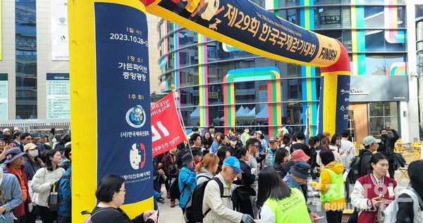 ‘Walk For Children 한국국제걷기대회’ 에 많은 시민들이 참여하고있다.