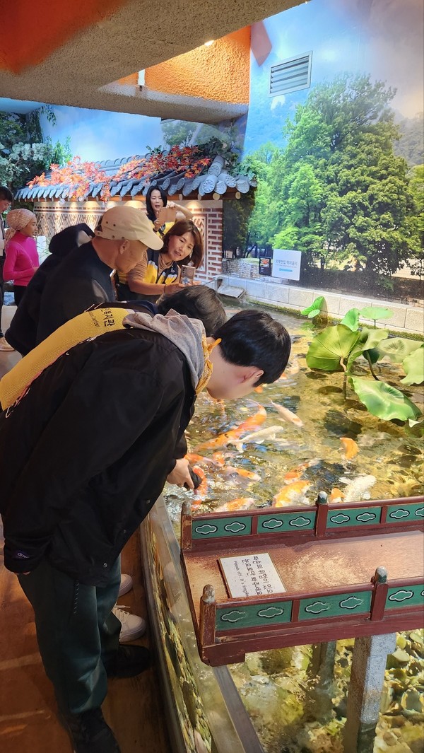 아산시장애인복지관 '세상체험' 참여자들이 코엑스를 방문하여 아쿠아리움을 관람하고 있다.