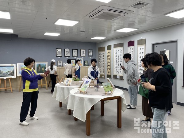 행복실버대학축제 전시회가 '충노복 갤러리'에서 열리고 있다.