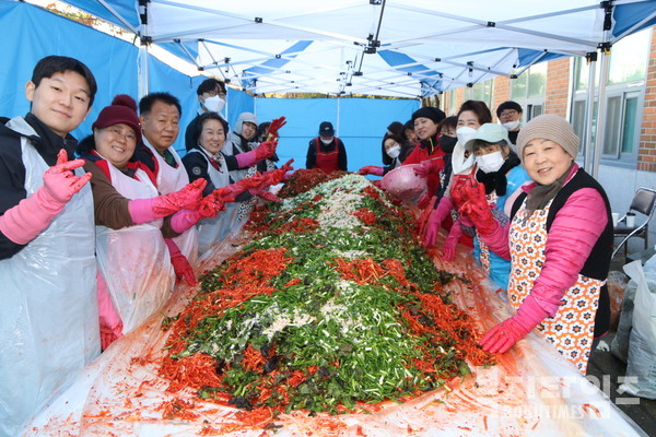 사랑의 김장나눔 대축제 행사를 준비하는 자원봉사들이 김장김치 양념을 준비하고 있다.