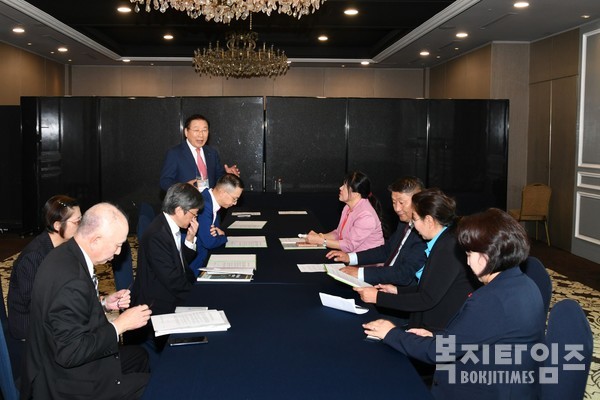 2023 국제사회복지협의회(ICSW) 동북아지역대회 참여국 대표들이 재난 관련 공동대응 결의문 서명을 앞두고 회의를 진행하고 있다.