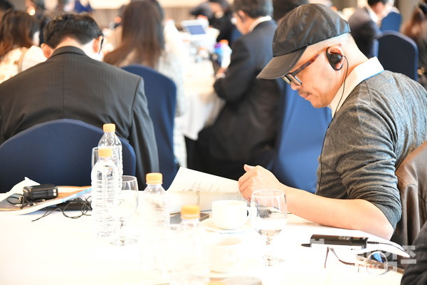 2023 국제사회복지협의회(ICSW) 동북아지역대회 2일차 참석들이 강연을 경청하고 있다.