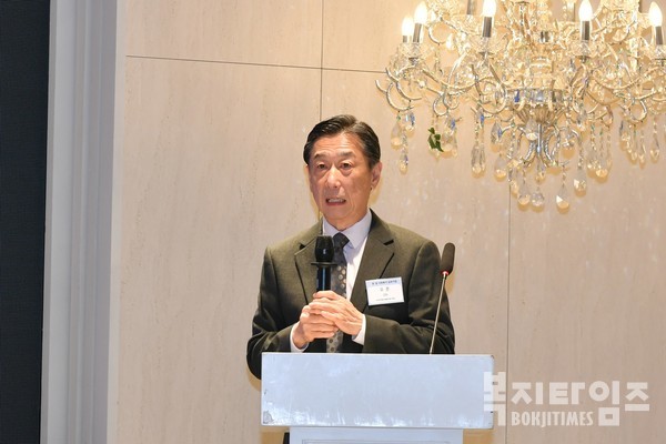 오준 한국아동단체협의회 회장이 '세계 한인과 사회복지의 역할' 이라는 주제로 기조강연 하고 있다.