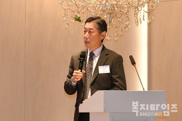 오준 한국아동단체협의회 회장이 '세계 한인과 사회복지의 역할' 이라는 주제로 기조강연을 하고 있다.