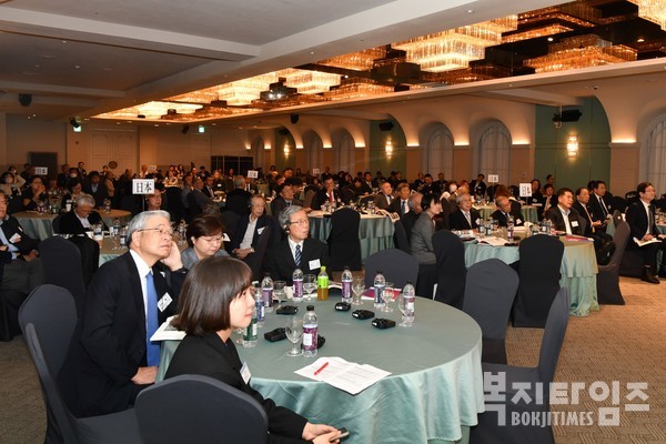 일본에서 참석한 청중들이 오준 한국아동단체협의회 회장의 기조강연을 듣고 있다.