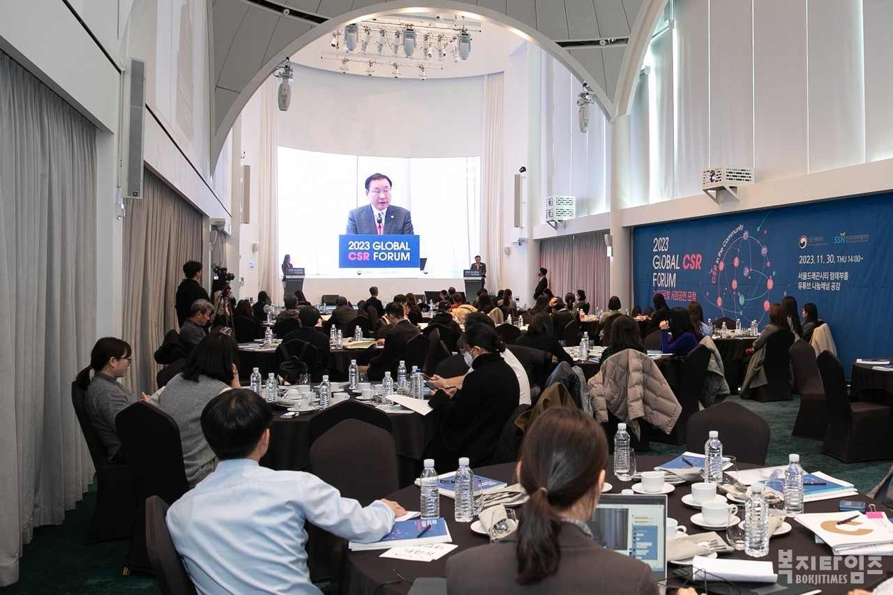김성이 한국사회복지협의회 회장이 11월 30일‘지역사회 기반형 사회공헌 추진전략 모색’을 주제로 열린 2023 글로벌 사회공헌 포럼에서 개회사를 하고 있다.