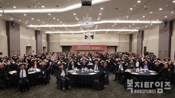인천시사회복지협의회가 개최한 ‘제18회 인천사회복지상 시상식’ 및 ‘2023 회원의 밤’에서 수상자 및 사회복지 관게자 200여 명이 기념촬영을 하고 있다.
