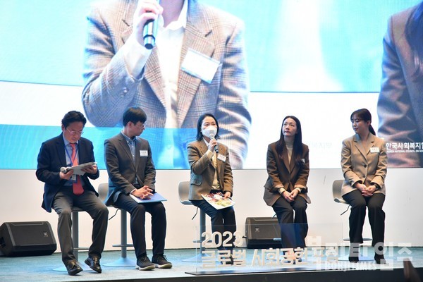 2023 글로벌 사회공헌 포럼에서 김진영 한국머크 바이오파마 전무가 질문에 답변을 하고 있다.