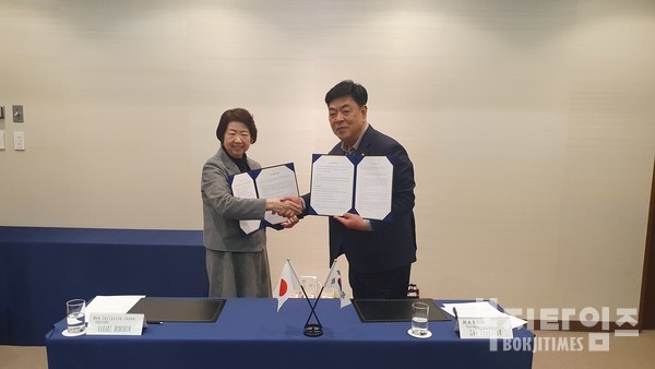 일본 사사키 모모코 회장(왼쪽)과 한국 이정식 회장이 협약식을 진행하고 있다.