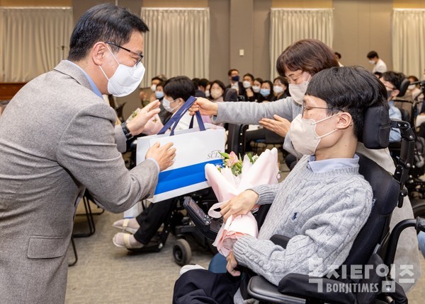 지난 14일 생명보험사회공헌재단은 희귀질환자들을 위한 ‘특별한 졸업식, 희망의 입학식’ 행사를 공동 주최했다.