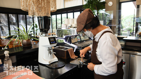 전남도가 소규모 매장 운영과 식품, 공산품 제조·판매 등의 '시장형 노인일자리 사업'으로 지원하는 실버카폐 모습