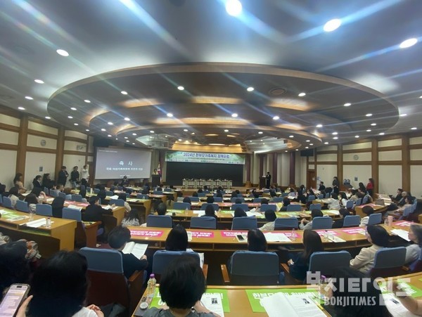 한국한부모가족복지시설협회가 10일 국회 의원회관 제1소회의실에서 '2024년 한부모가족복지 정책포럼'을 개최하고 있다. 이날 200명의 참석자들이  개석을 가득 메워  한부모가족복지에 대한 뜨거운 관심을 보여줬다.