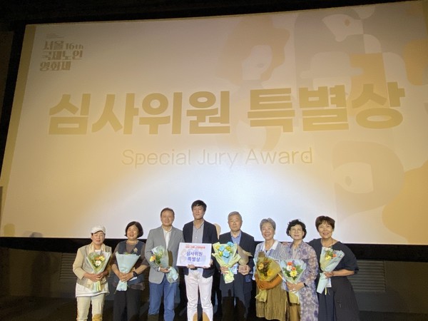 양재노인종합복지관의 독립영화 제작반 '기대공작소'가 지난 3일 열린 서울국제노인영화제에서 심사위원 특별상을 수상했다.