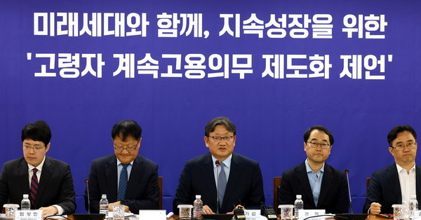 권기섭 경제사회노동위원회 위원장이 8일 오후 서울 세문안로 경제사회노동위원회 대회의실에서 미래세대와 함께, 지속성장을 위한 '고령자 계속고용의무 제도화 공익위언 제언' 발표 전 인사말을 하고 있다.  [사진=뉴시스]