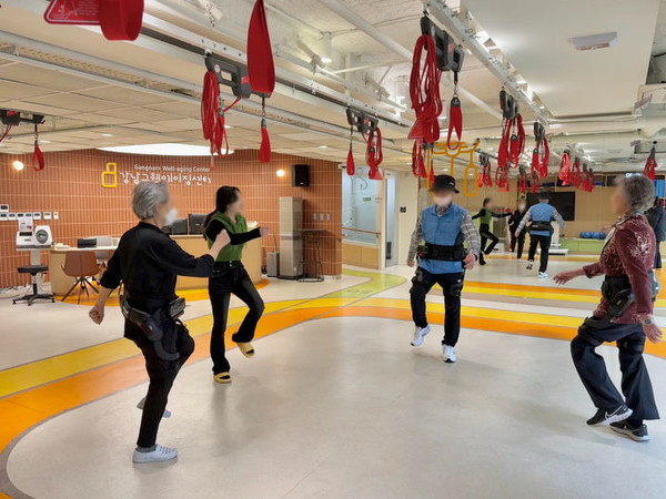  웨어러블 로봇을 착용하고 걷기 연습을 하는 구민들. [사진=강남구 제공]